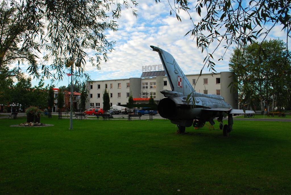 Hotel Kosmonauty Wroclaw-Airport Exterior foto