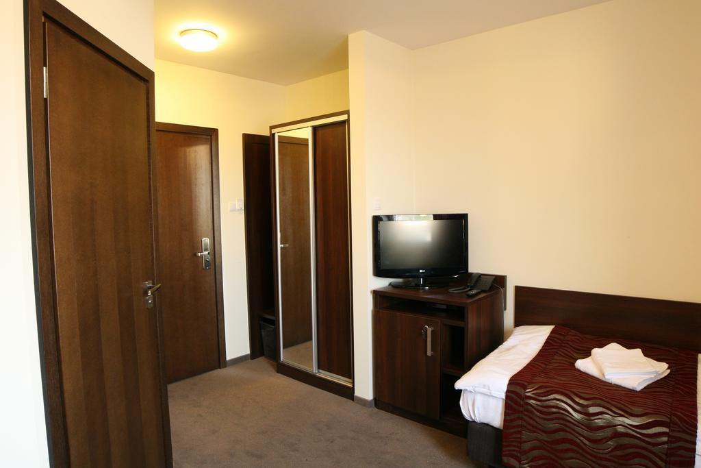 Hotel Kosmonauty Wroclaw-Airport Exterior foto