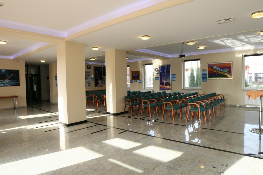 Hotel Kosmonauty Wroclaw-Airport Exterior foto